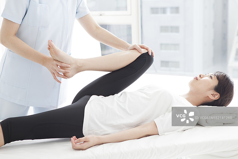 接受足部手术的女人图片素材