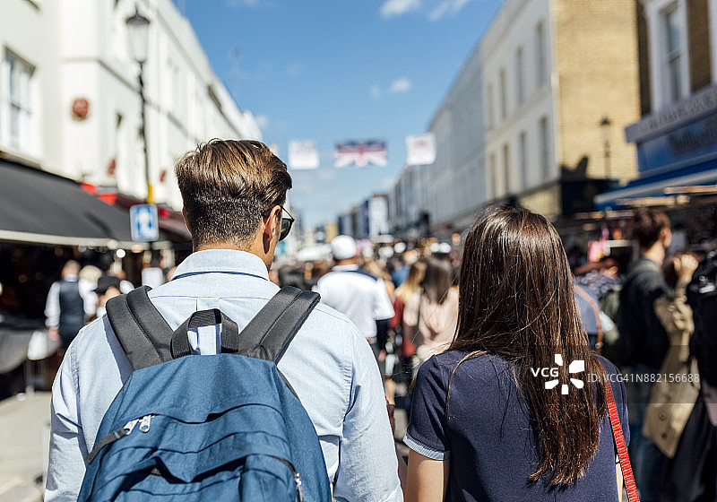 英国伦敦：波多贝罗路，购物情侣的背影图片素材