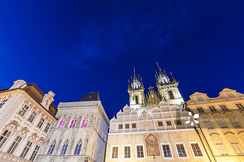 捷克布拉格老城广场：金斯基宫、石头钟楼和泰恩教堂图片素材