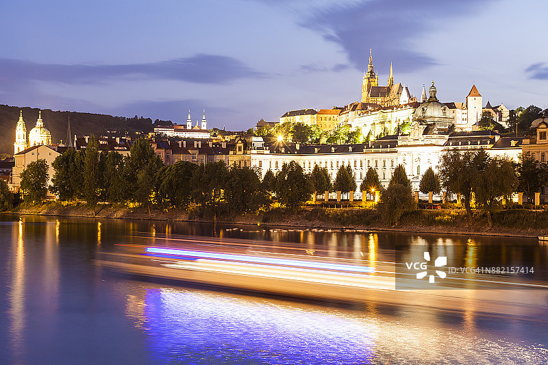 捷克布拉格城堡，圣尼古拉教堂，伏尔塔瓦河图片素材