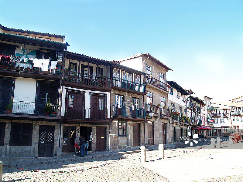 葡萄牙吉马良斯古城的典型木制阳台房屋图片素材