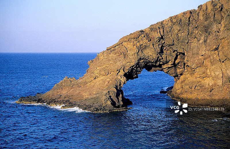 意大利西西里岛潘泰莱里亚岛的大象拱门图片素材