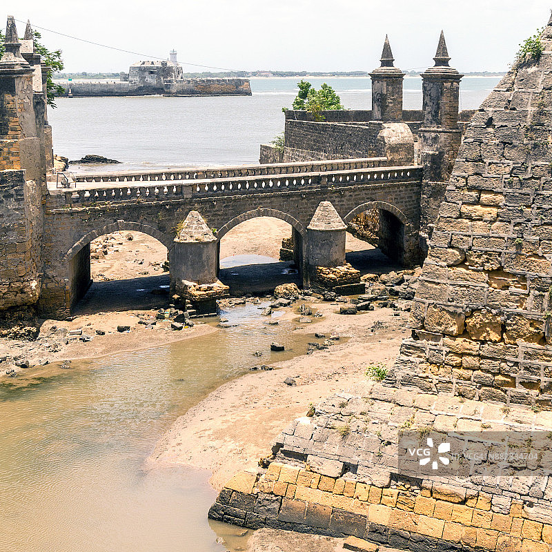 第乌堡的城墙、桥梁和护城河图片素材