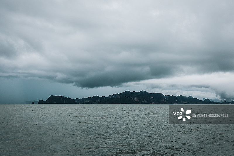 泰国甲米莱利海滩半岛上空的乌云图片素材