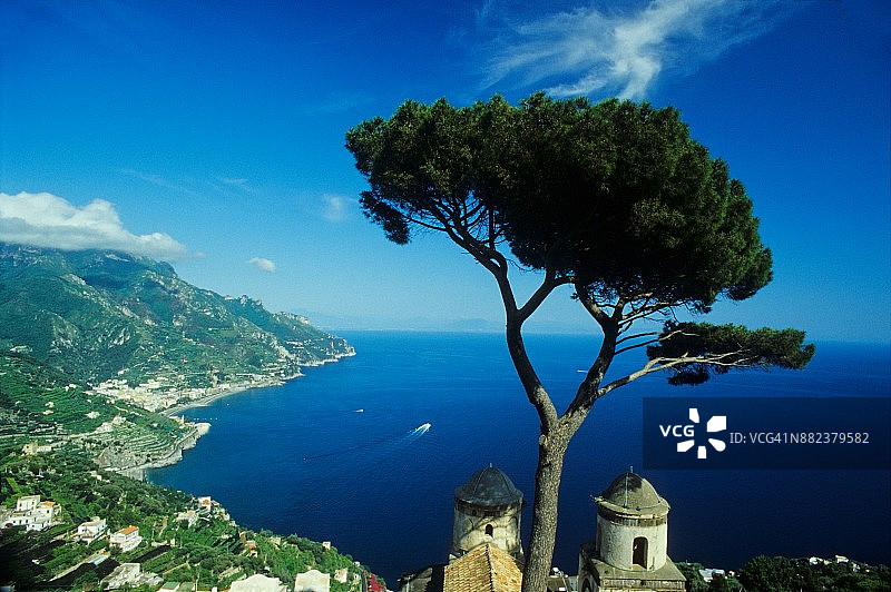 从鲁佛罗别墅花园眺望，拉韦洛，阿马尔菲海岸，意大利坎帕尼亚图片素材