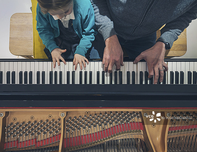父女一起弹钢琴图片素材