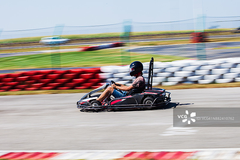 男子驾驶卡丁车图片素材