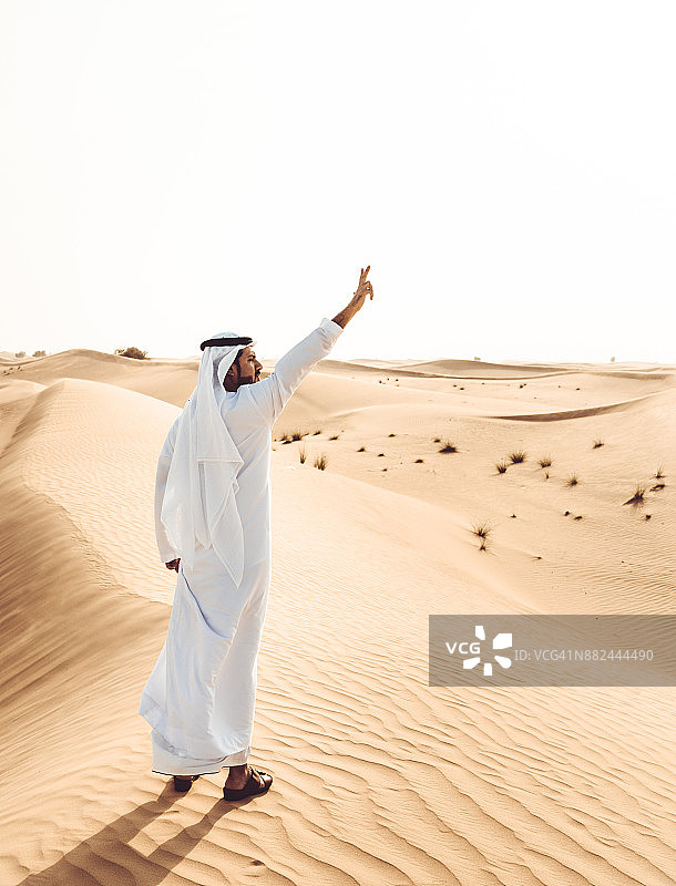 在沙漠中祈祷的阿拉伯男人图片素材