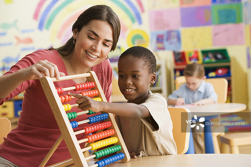 老师用算盘教学生算数图片素材