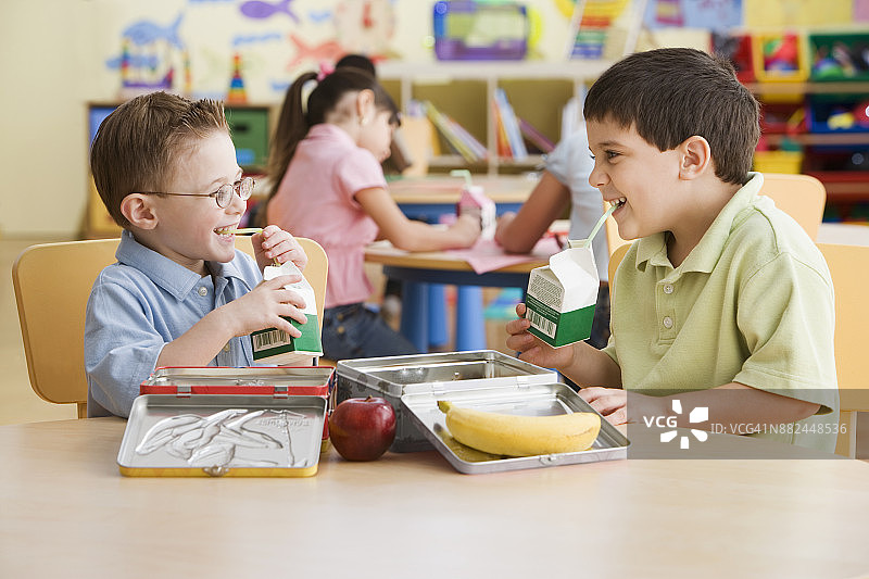 男孩们午餐时间欢笑图片素材