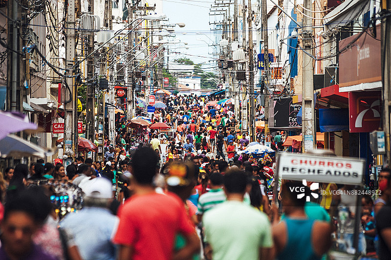 巴西圣路易斯拥挤的购物街图片素材