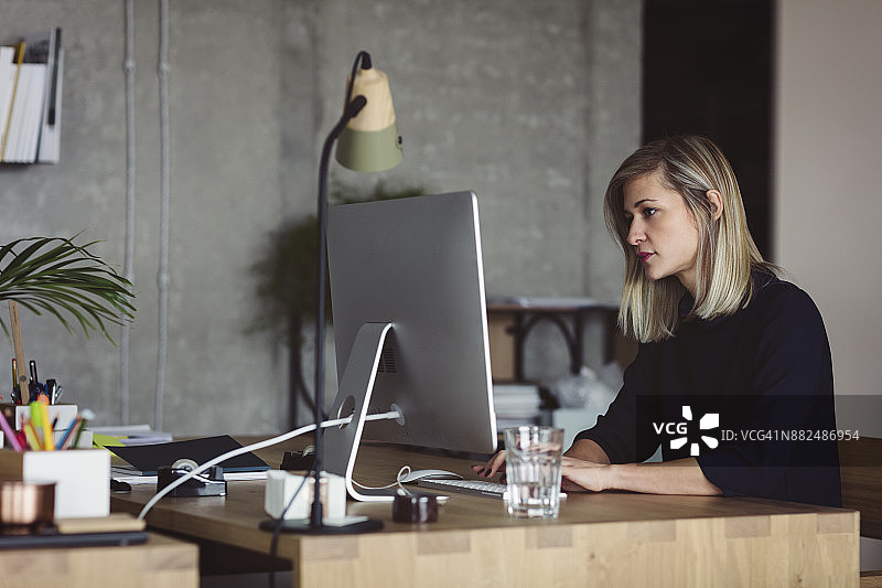 在办公室工作的女商人图片素材