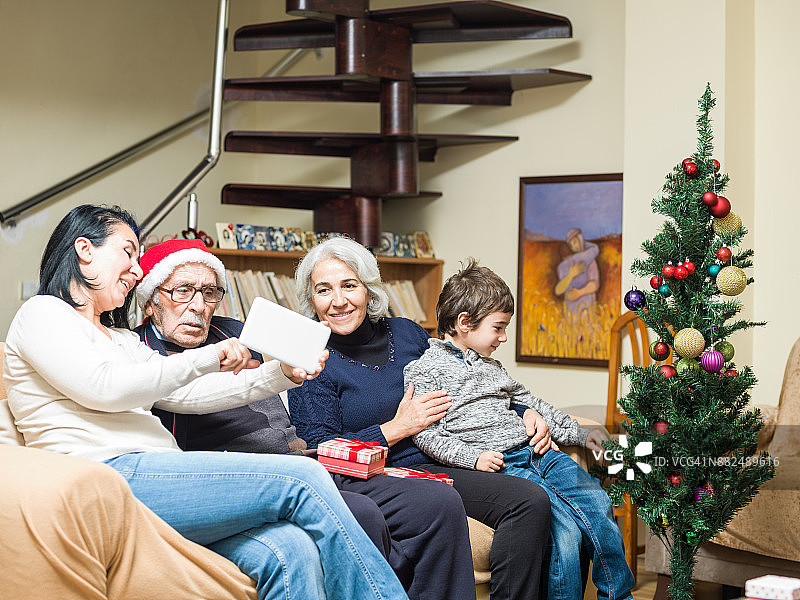 亚洲家庭在家庆祝圣诞节图片素材