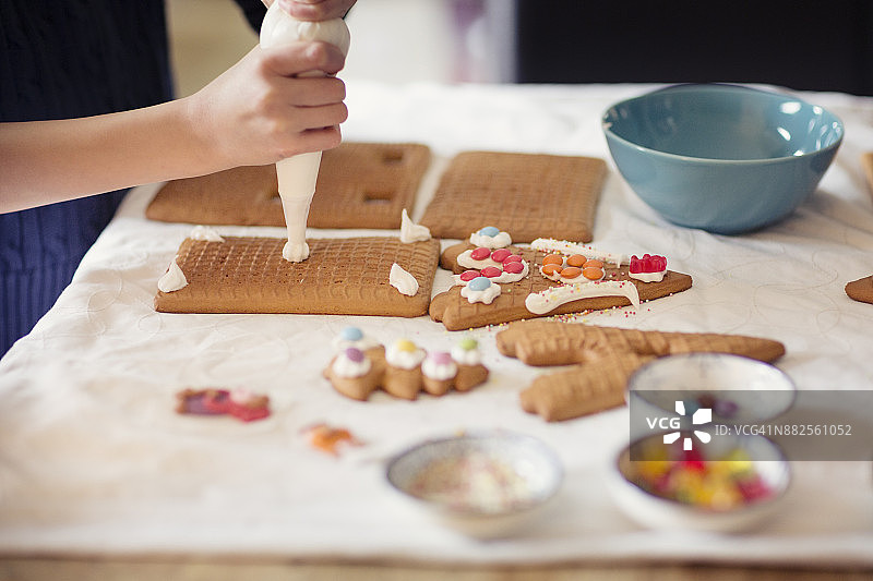 青少年装饰姜饼屋图片素材