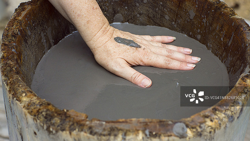 哥斯达黎加瓜纳卡斯特省：火山泥温泉上的女人手图片素材