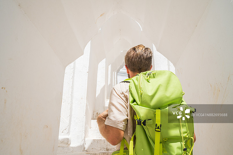 旅行者沉思缅甸白色寺庙图片素材