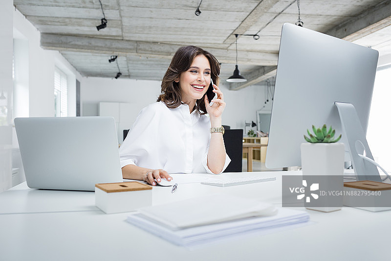 在现代工作场所工作的女商人图片素材