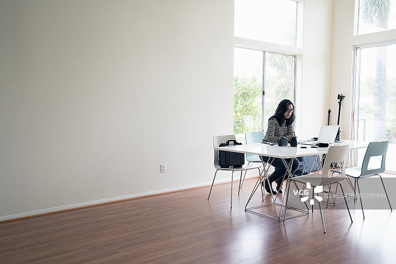 在工作室工作的年轻女人图片素材