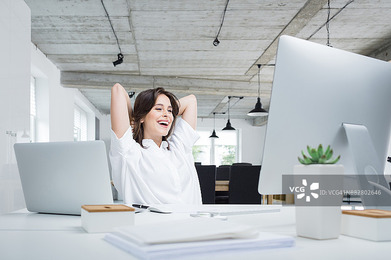 休息期间在办公室放松的女商人图片素材