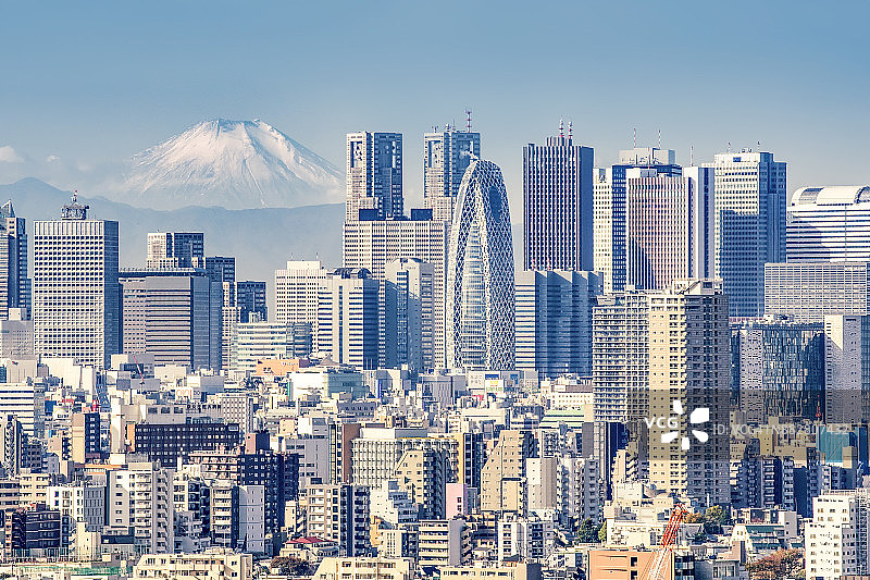 富士山与新宿摩天大楼城市景观，东京中心图片素材