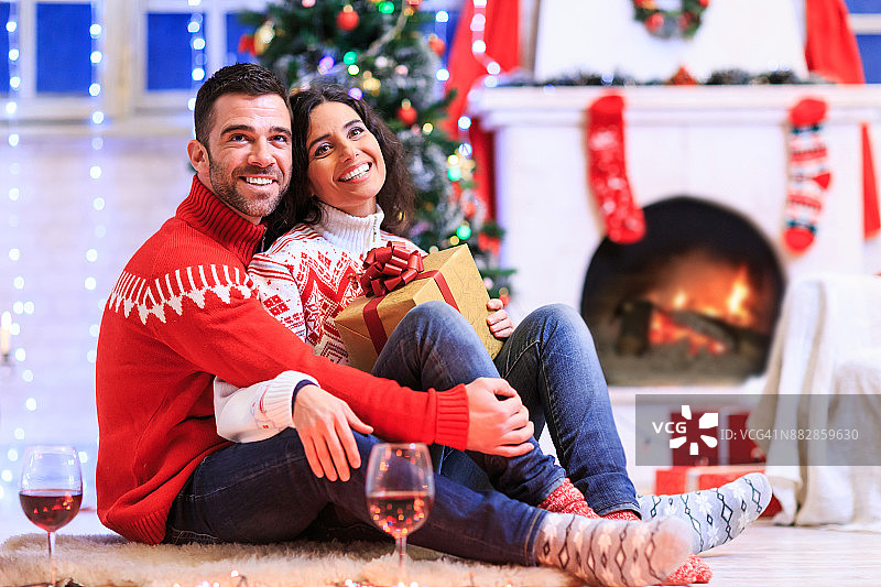 情侣坐在家中地上喝红酒图片素材