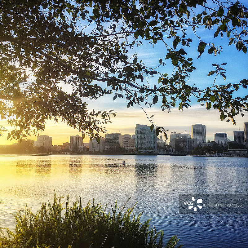 日落时分的梅里特湖图片素材