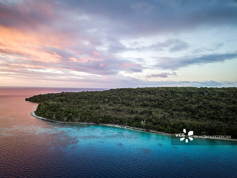 瓦努阿图埃法特岛日落鸟瞰图，维拉港图片素材
