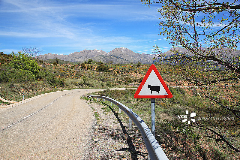 西班牙加泰罗尼亚山区道路安全提示牌图片素材