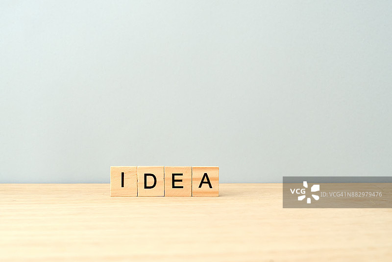 木制方块上的“创意”字样图片素材