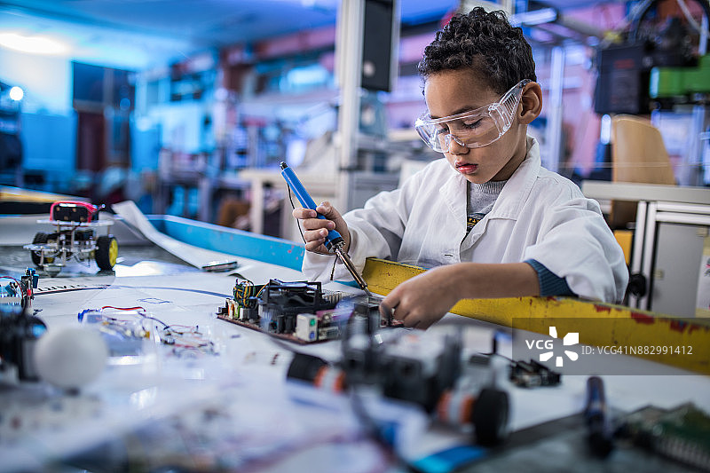 在实验室研究电脑主板的非裔美国女实验员图片素材
