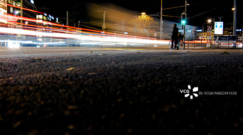 瑞士日内瓦繁忙街道上的光晕模糊效果图片素材