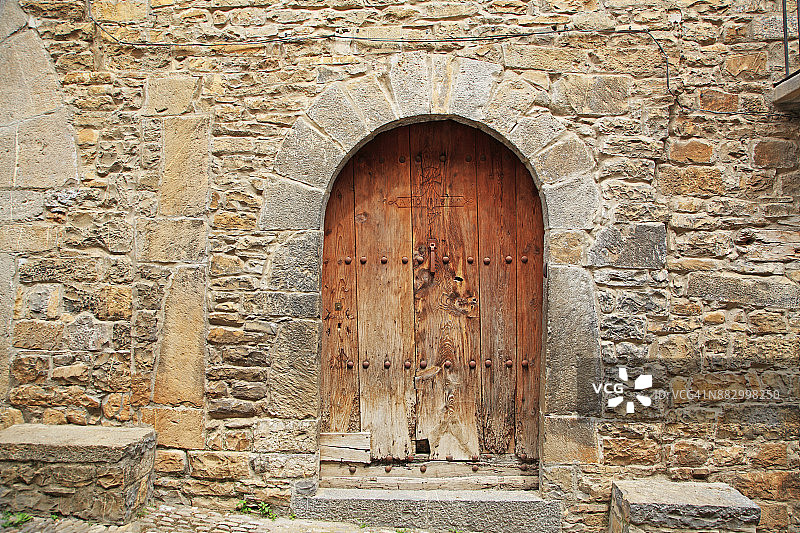 西班牙阿拉贡韦斯卡艾因萨比利牛斯山脉的迷人中世纪小镇图片素材