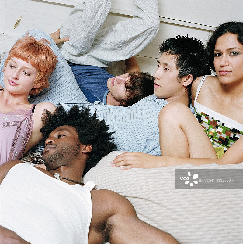 朋友们在床上放松图片素材