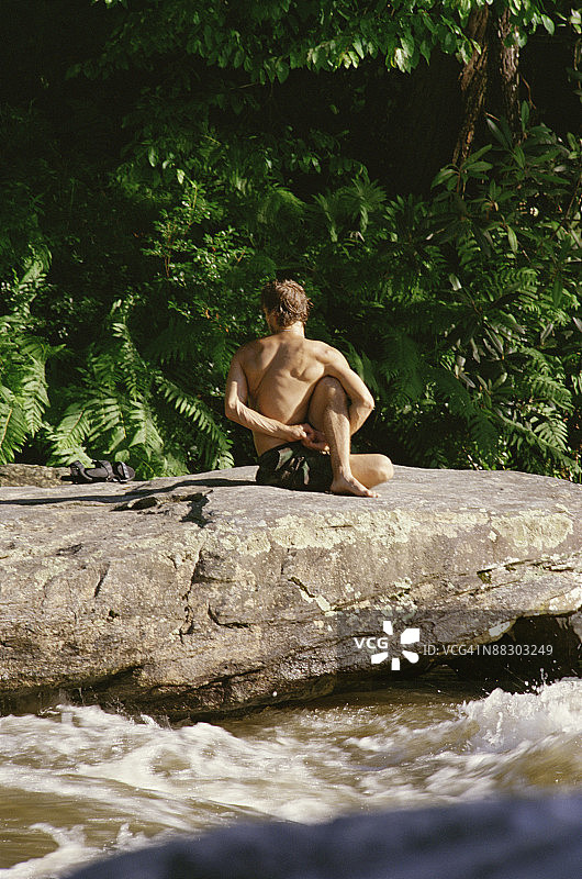 男人在河边做瑜伽图片素材