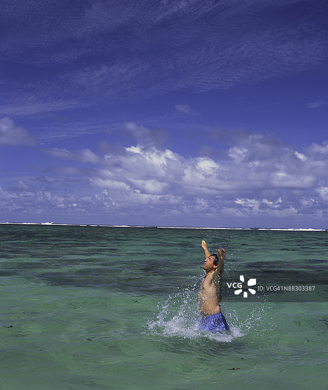 男人在斐济维提岛的海洋中戏水图片素材