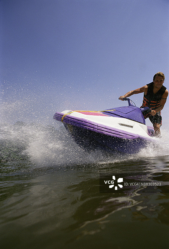 男子在机动船上图片素材