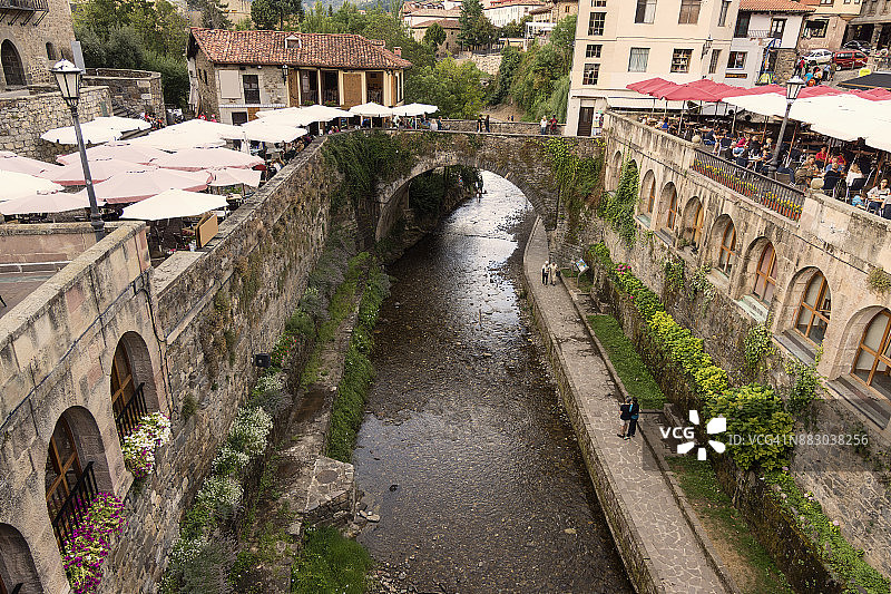 西班牙坎塔布里亚欧洲之峰山谷中风景如画的波特斯村庄图片素材