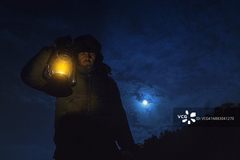 夜晚的神秘男子图片素材