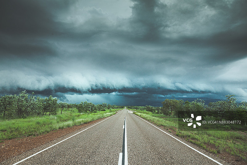 地平线上阴暗的风暴图片素材