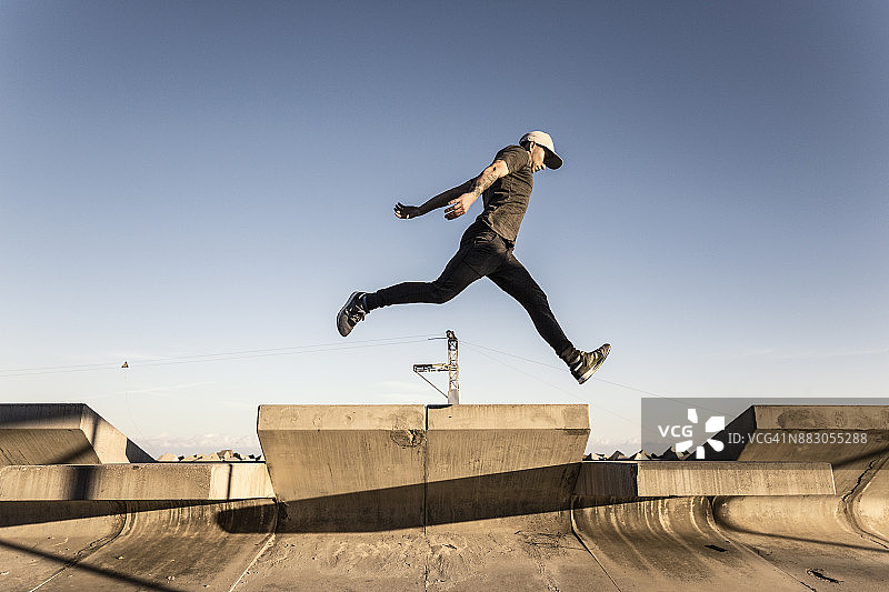 男人在城市里练习跑酷图片素材