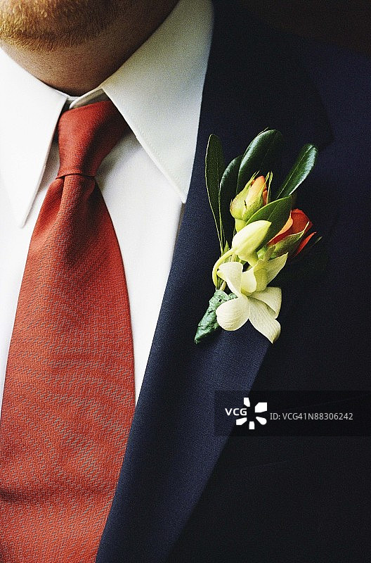 戴着胸花的男人图片素材