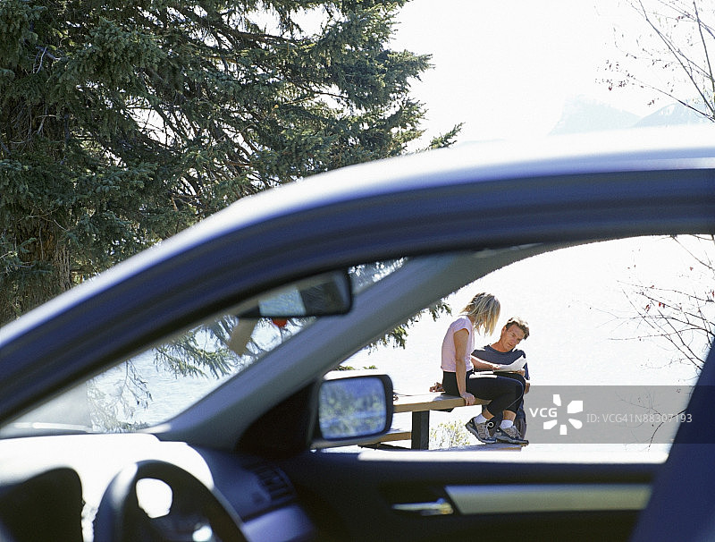 在休息区的情侣图片素材