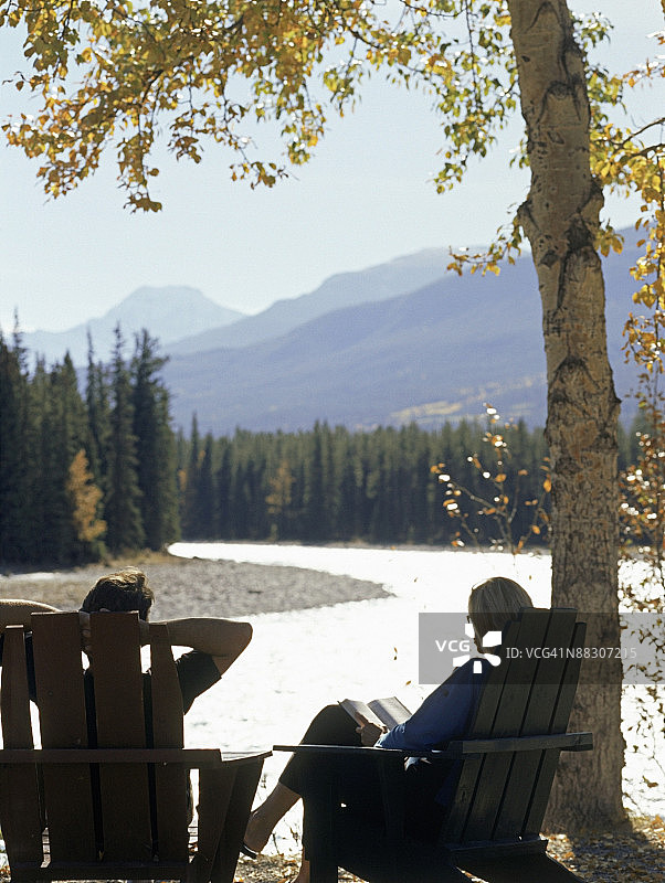 情侣在湖岸边放松图片素材