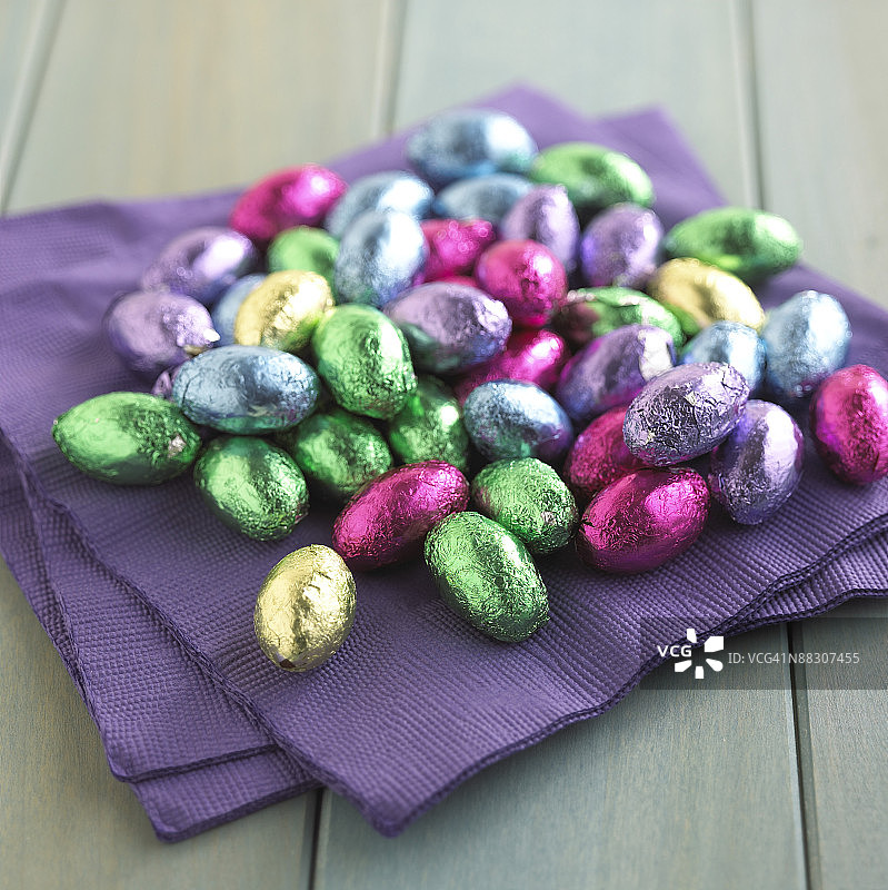 箔纸包裹的复活节巧克力彩蛋图片素材