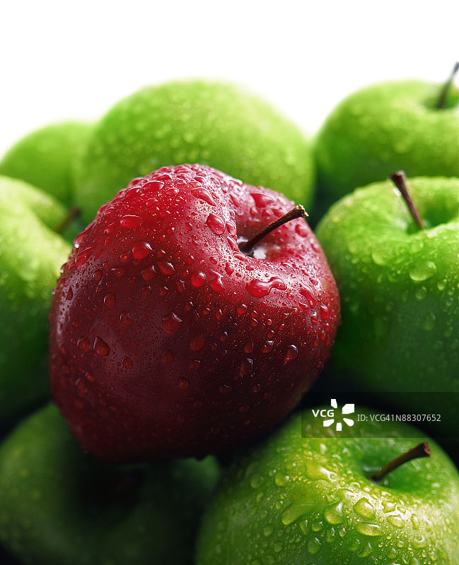 青苹果中的红苹果图片素材