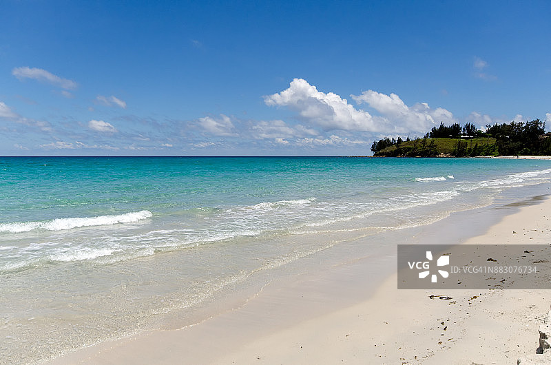 马来西亚古达婆罗洲之端的绿松石色大海与海滩景观图片素材