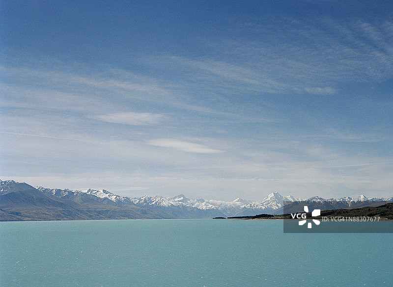 新西兰群山中的清澈湖泊图片素材