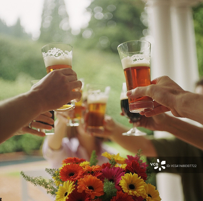 举杯庆祝图片素材