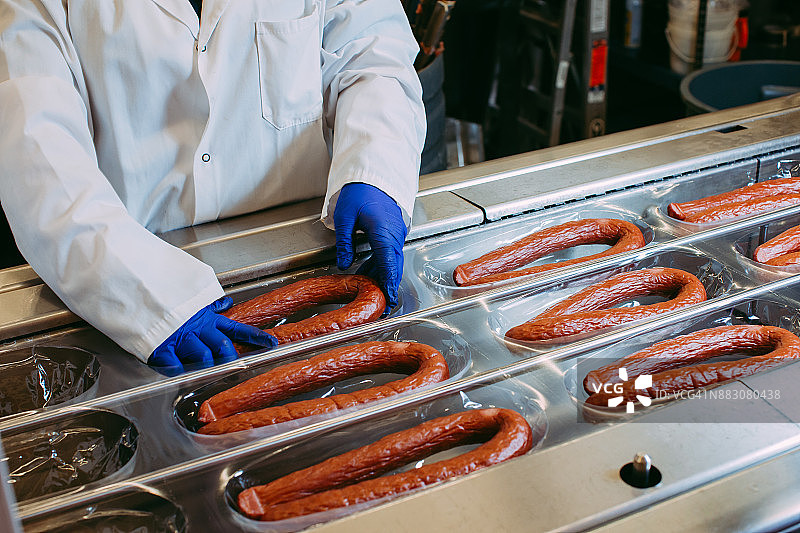 工人包装香肠图片素材