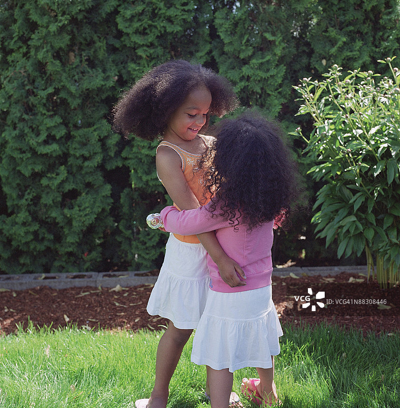 女孩们在户外拥抱图片素材